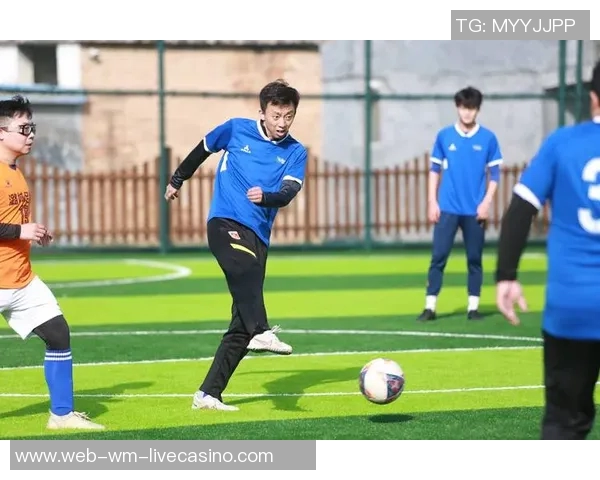 近期足球比赛精彩纷呈各大联赛争夺激烈球迷热情高涨赛事回顾与分析